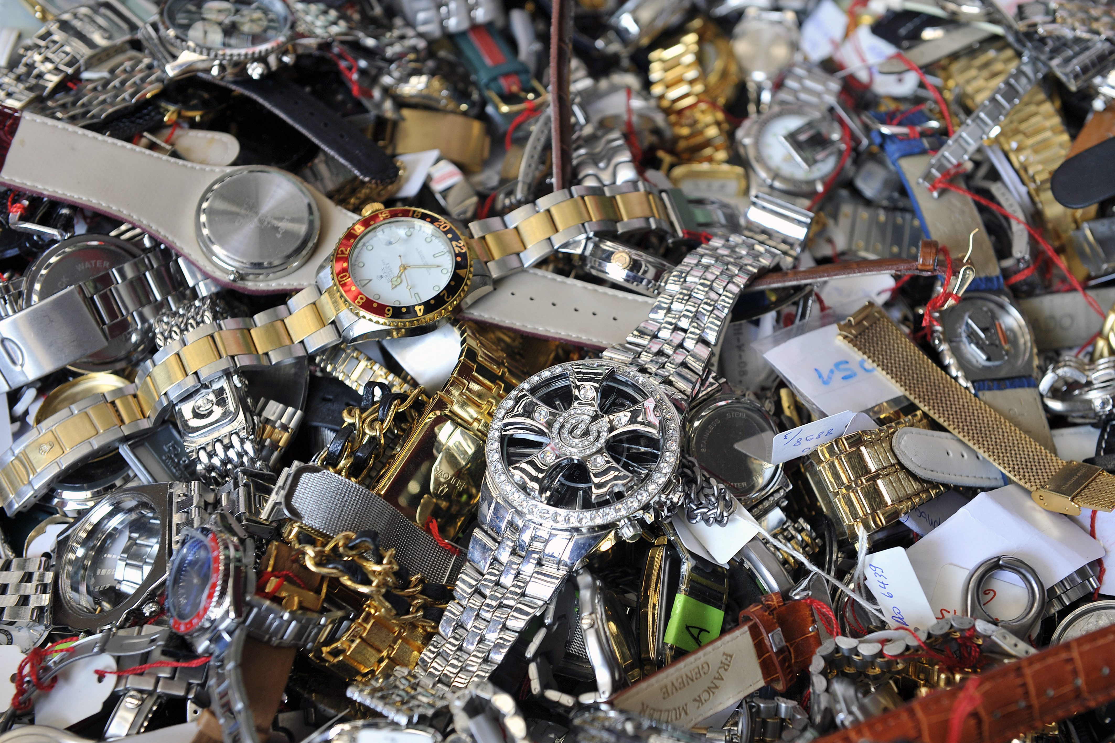 Plusieurs milliers de contrefaçons de montres suisses ont été détruites en juillet 2008, par l'entreprise MHT Recycling SA de Cressier, dans le canton de Fribourg.