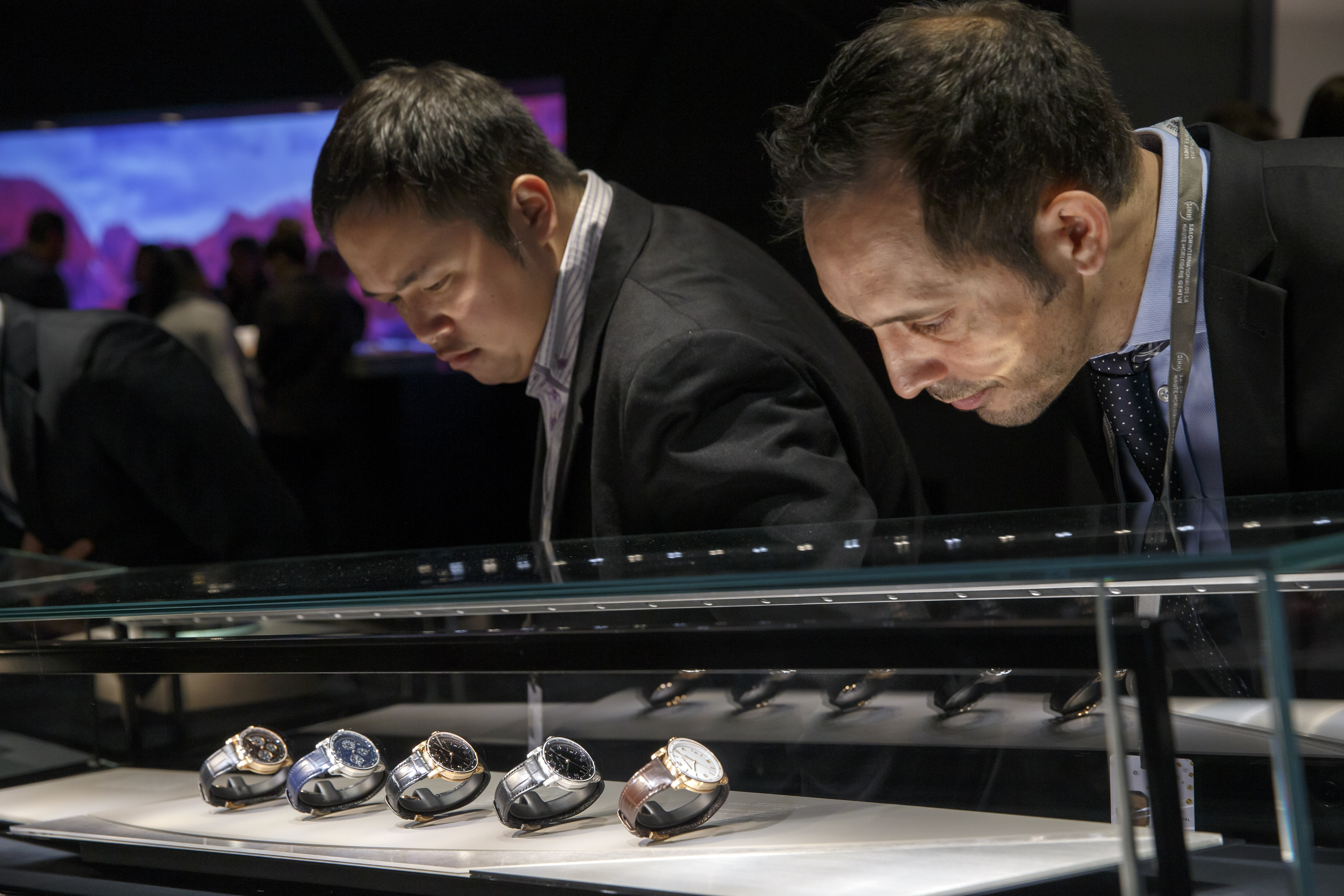 Des visiteurs regardent les montres sur le stand Audemars Piguet lors du Salon international de la haute horlogerie, à Genève, le lundi 14 janvier 2019.