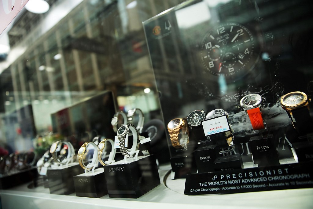 Différentes marques de montres dans un magasin new-yorkais, en juin 2015.