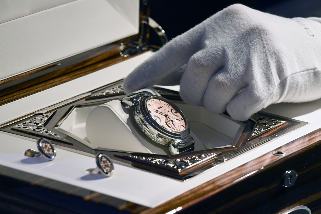 La montre-bracelet Patek Philippe Grandmaster Chime est présentée lors d'une vente aux enchères caritative Only Watch pour la recherche sur la dystrophie musculaire de Duchenne, à Genève, le 9 novembre 2019.