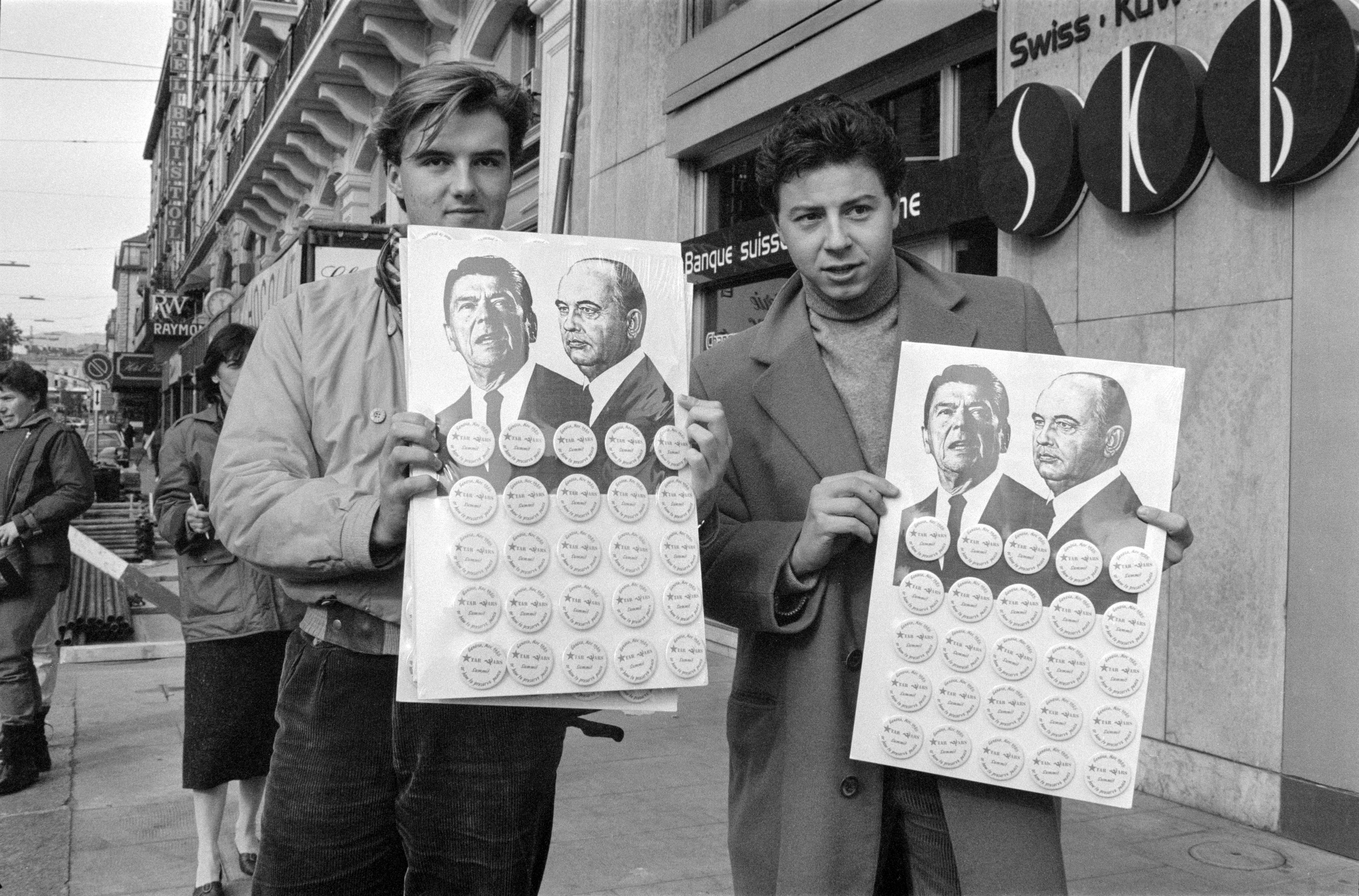 Des vendeurs de badges souvenirs avant le sommet de Genève, le 12 novembre 1985.