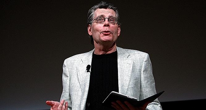 Roman De Stephen King Sur Un Ecrivain Et Sa Fan Donnant une suite à «Shining», Stephen King regarde l’obscurité - Le Temps