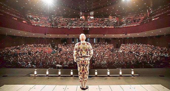 Au Théâtre Le Salut Est Souvent Un Spectacle En Soi Le Temps 