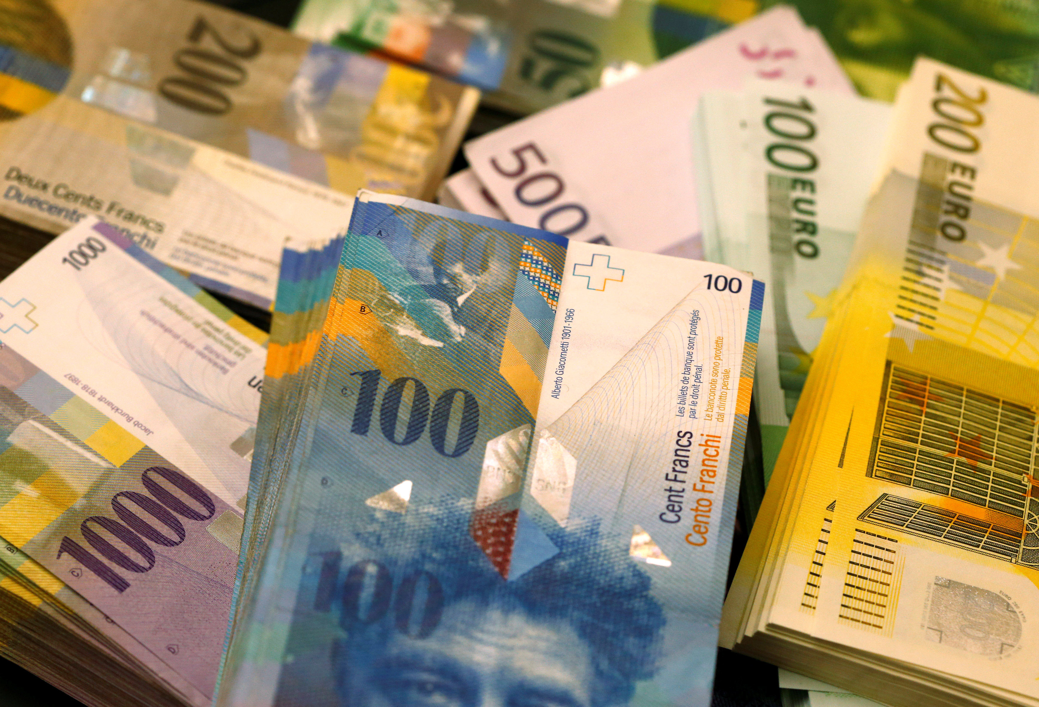 vers-un-retour-de-l-euro-1-20-franc-pas-si-vite-le-temps