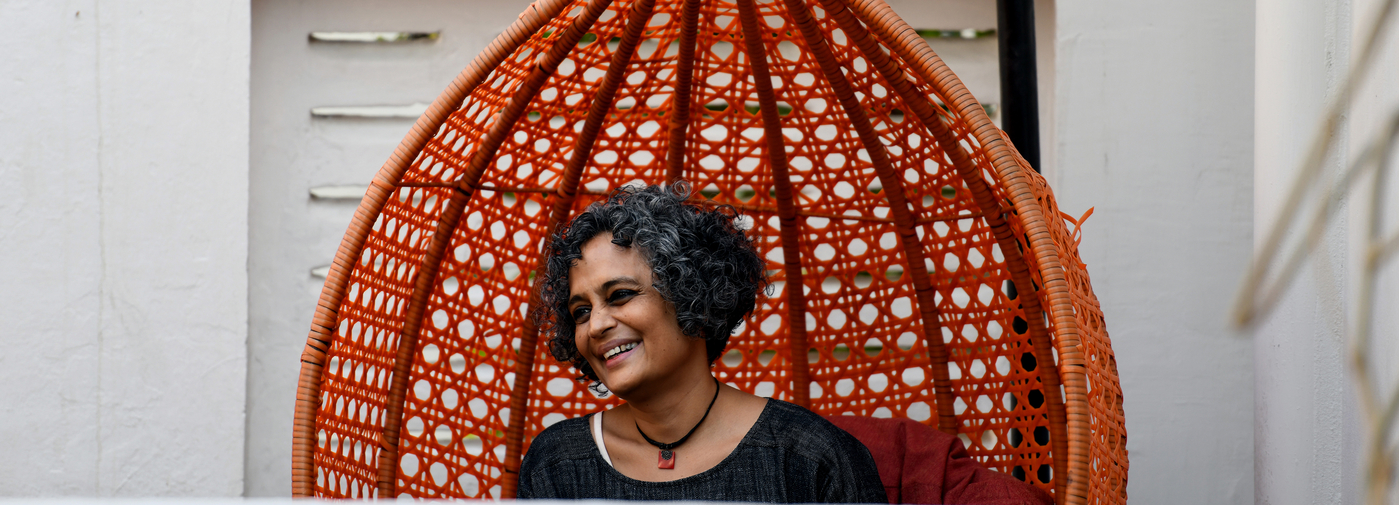 Arundhati Roy Le Dieu Des Petites Choses Arundhati Roy, flamboyante au-dessus du volcan indien - Le Temps