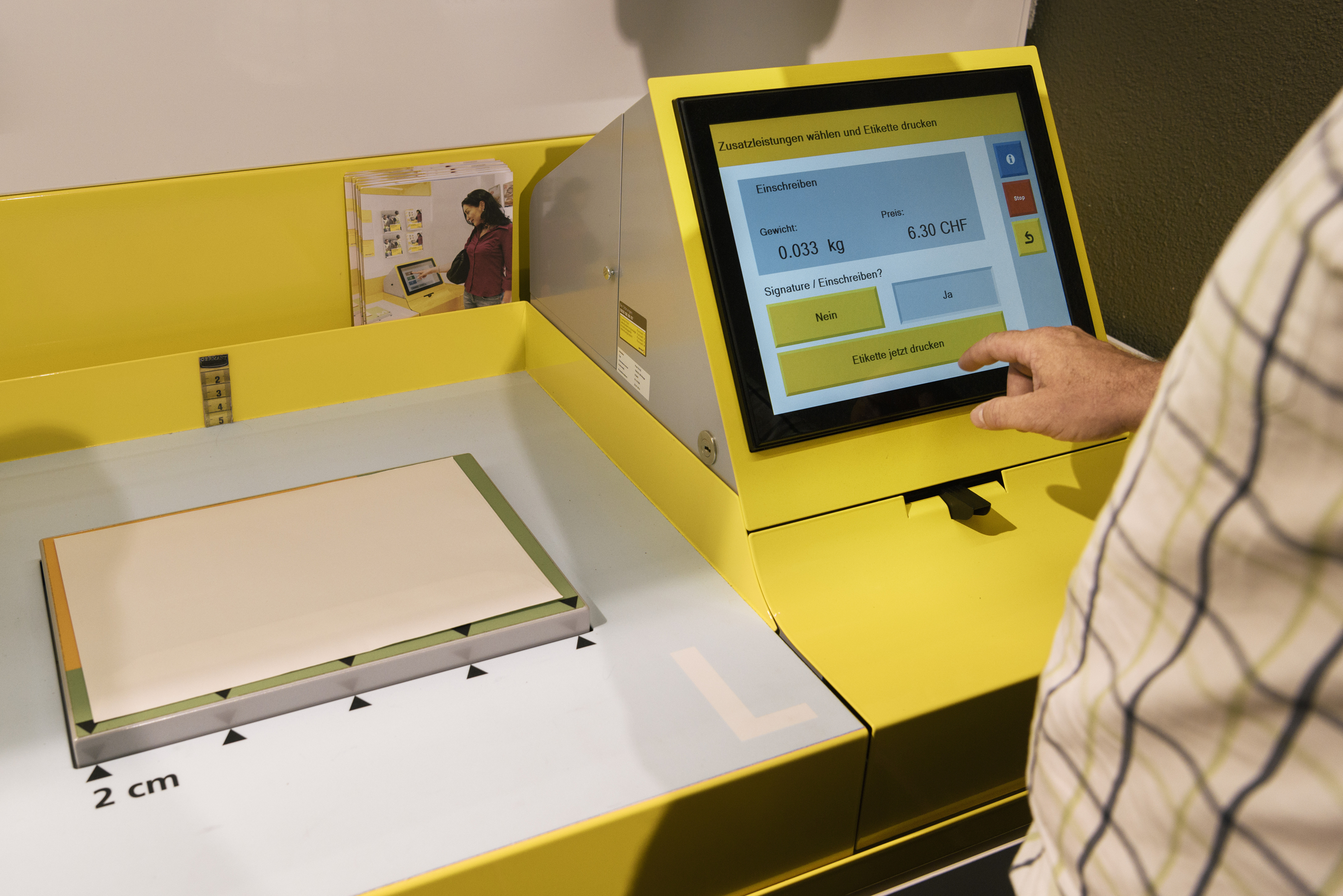 La Poste revoit son projet d'automates à colis - Le Temps