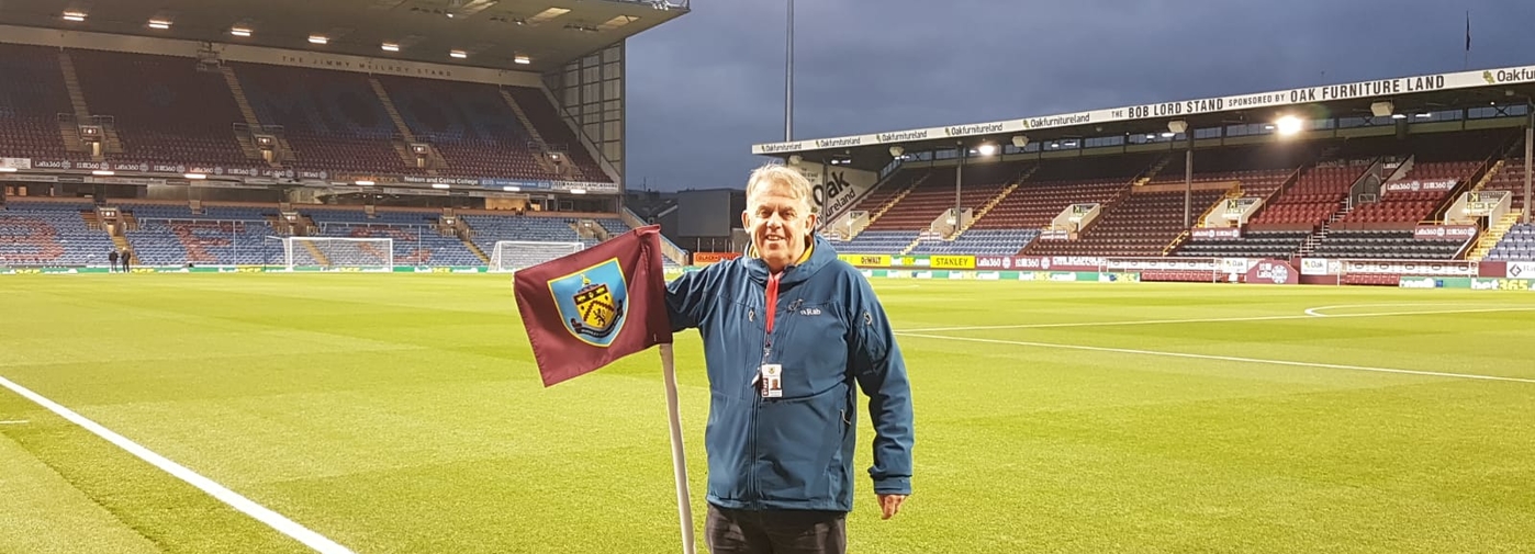 A Burnley Le Stade Au Milieu Du Village Le Temps