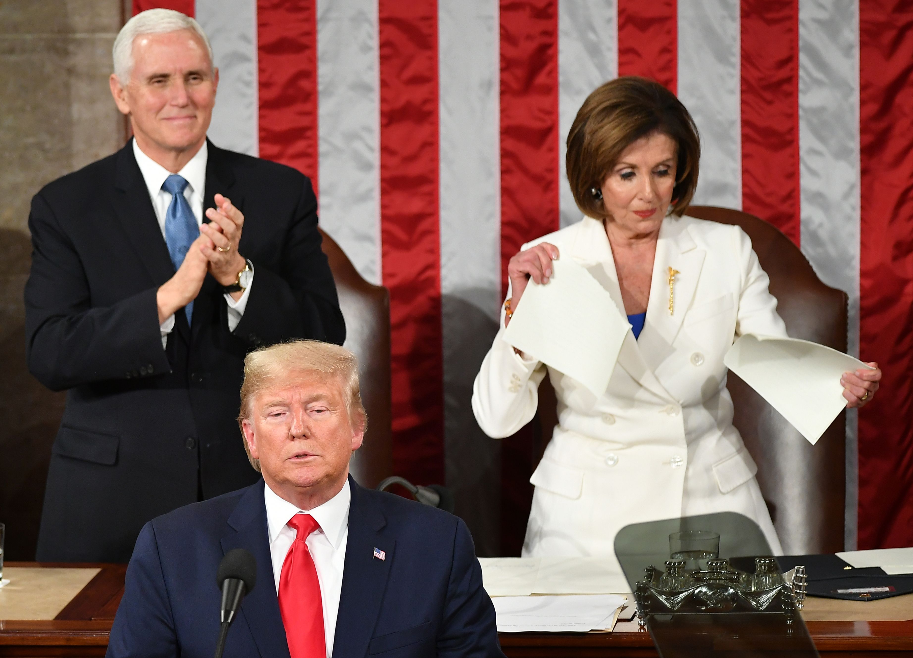 Donald Trump vante ses résultats économiques, Nancy Pelosi déchire son discours - Le Temps