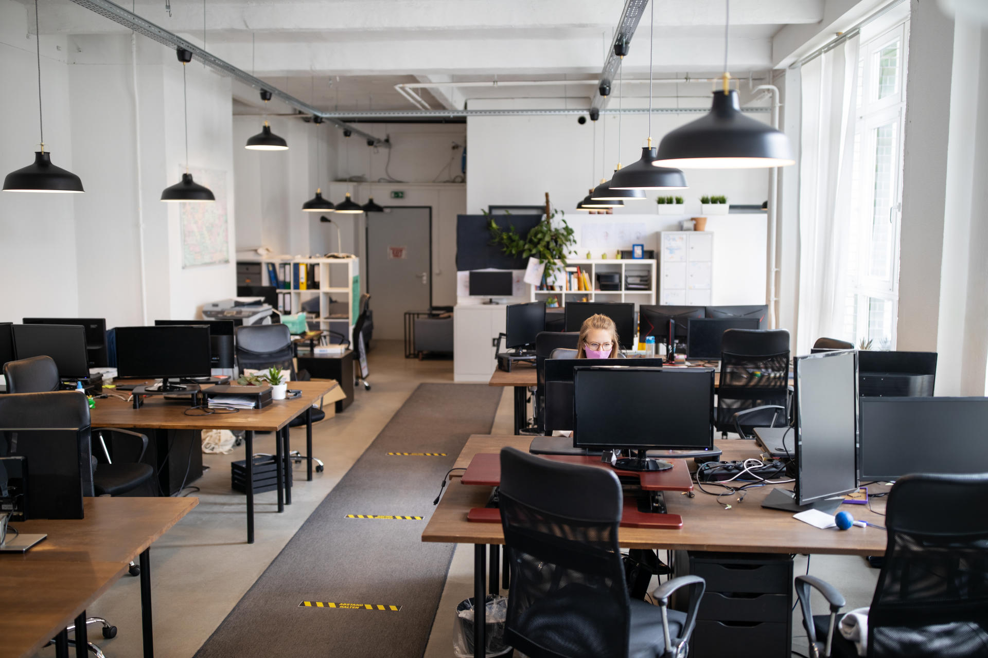 Malgre La Fin Du Teletravail Obligatoire Voir Le Bureau A Moitie Vide Le Temps