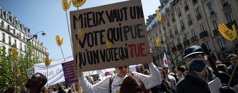 Des milliers de manifestants en France contre l’extrême droite, loin d’être pro-Macron