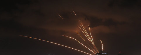 Après des frappes meurtrières sur Gaza, plus de cent roquettes ciblent Israël