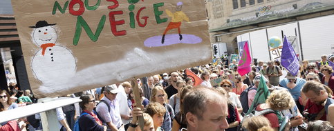 «Nous cherchons à protéger nos enfants»: des familles marchent pour le climat à Lausanne