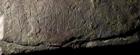 La pierre gravée de runes la plus ancienne connue a été découverte en Norvège