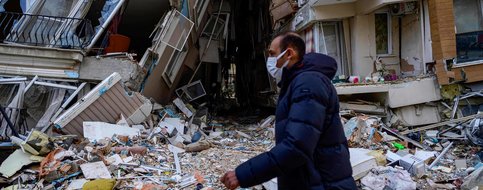 Le promoteur d’une tour effondrée dans le séisme a été arrêté en Turquie
