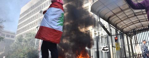 En colère, des épargnants libanais vandalisent des banques