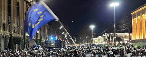«Non à la loi russe!»: des dizaines de milliers de Géorgiens manifestent contre un projet controversé