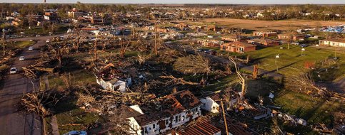 Dans le Mississippi, «zone de guerre» après une tornade, l’aide s’organise