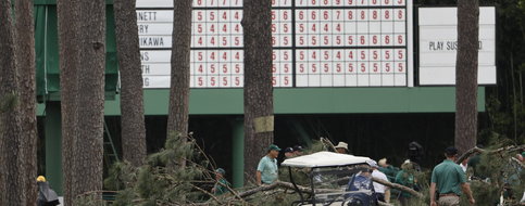 Chute d’arbres sur le terrain: le Masters de golf à Augusta frôle le drame