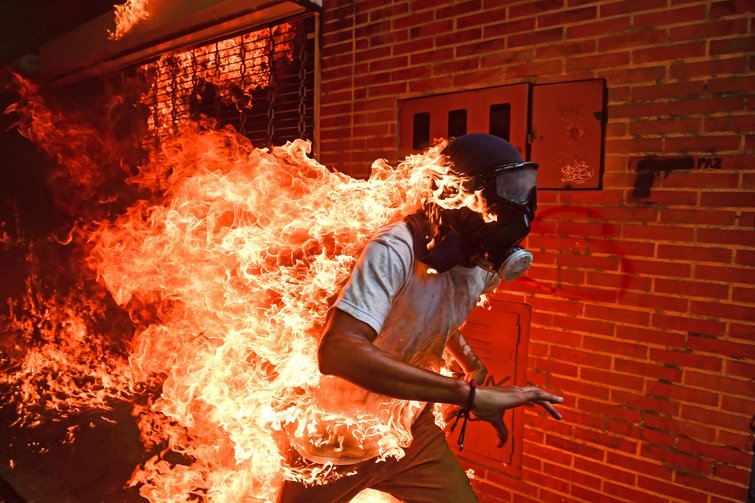 «J'ai senti le feu dans mon dos et j'ai photographié par réflexe» - Le