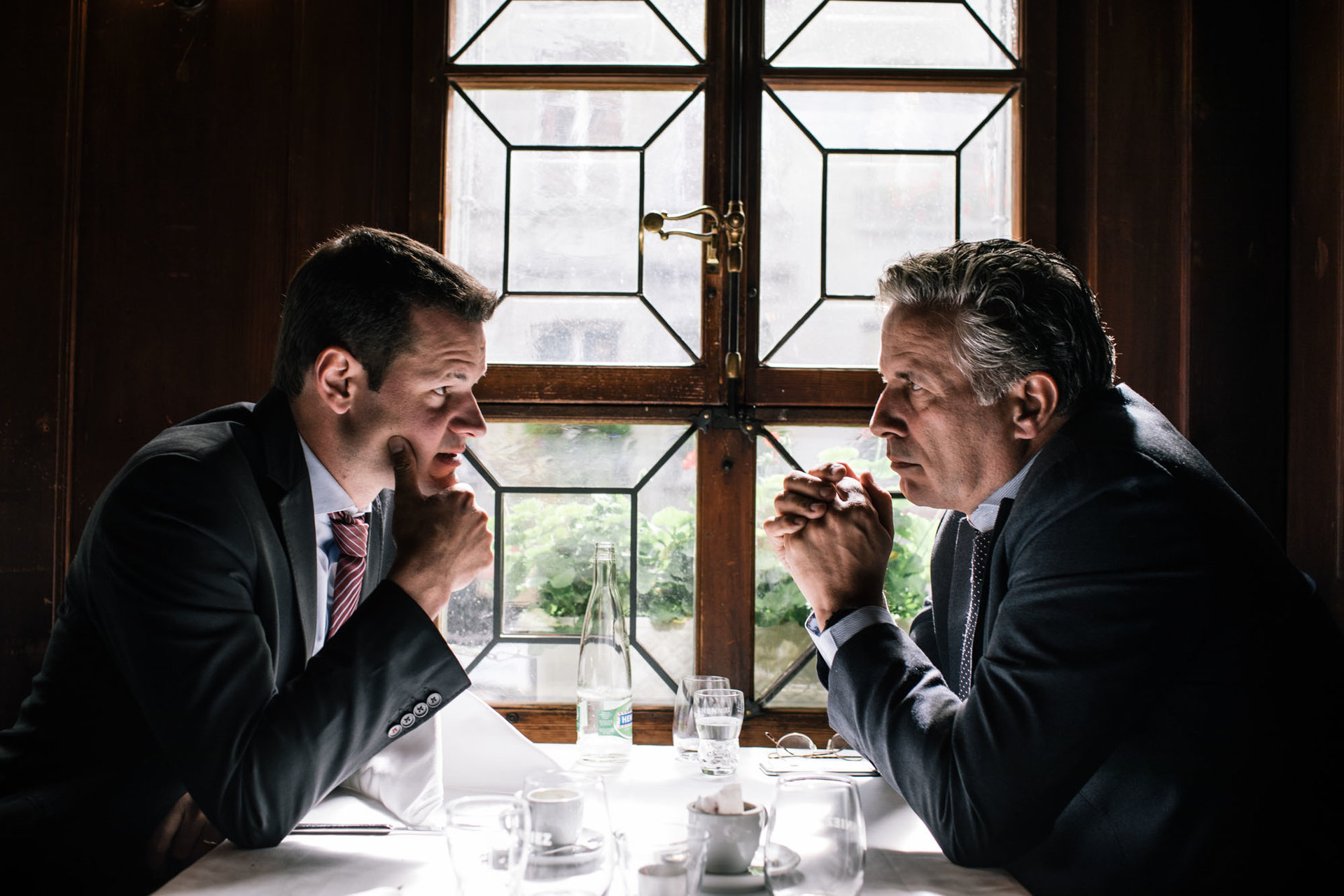 Avec son chef de campagne, Rolin Wavre durant un repas de midi à Berne