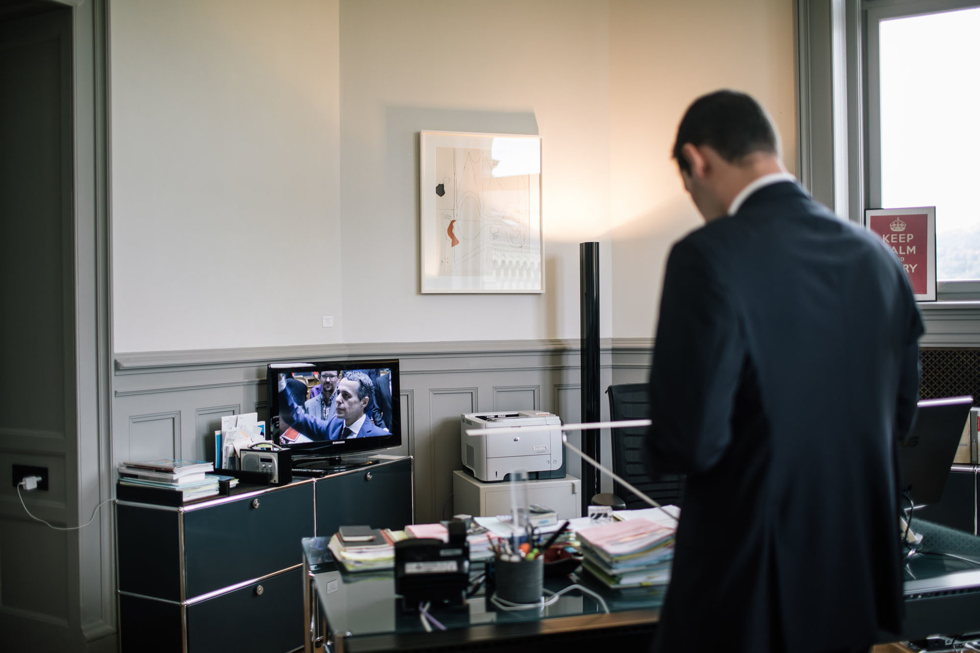 N'étant pas parlementaire, Pierre Maudet suit l'élection depuis un bureau voisin