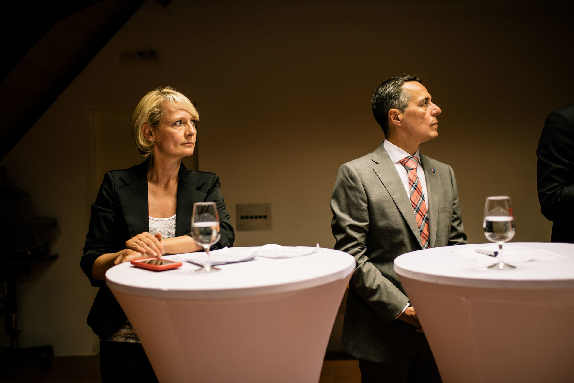 Lors d'un débat à Fribourg: Isabelle Moret et Ignazio Cassis, mal à l'aise à l'heure de la question «préférez-vous un ticket à trois ou à deux?»
