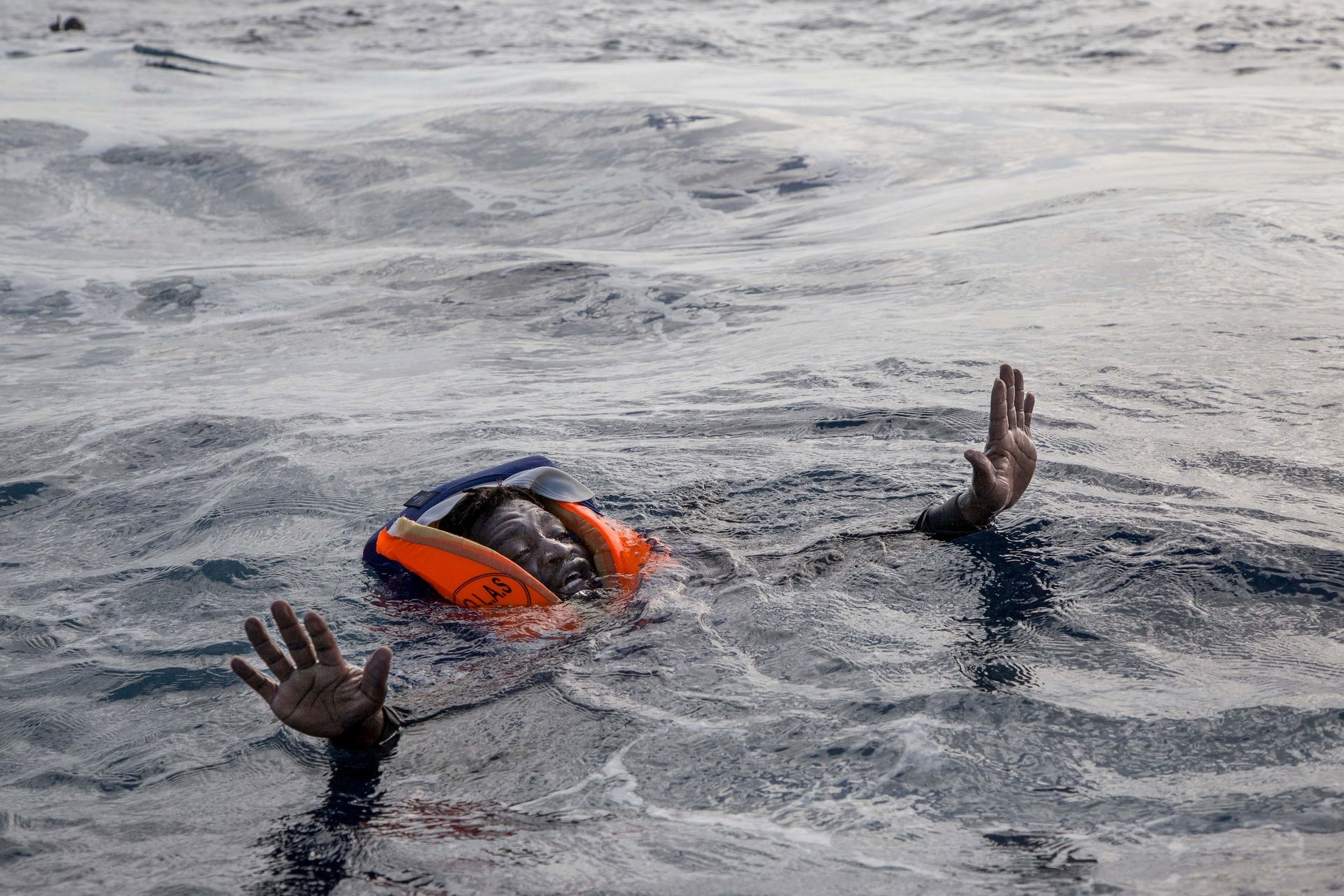  Le 6 novembre 2017, l’intervention anarchique des gardes-côtes libyens sur le théâtre d’un sauvetage où intervenaient déjà le navire d’une ONG allemande et un hélicoptère de la Marine italienne cause la mort de cinq migrants Le 6 novembre 2017, l’intervention anarchique d’une vedette des gardes-côtes libyens sur le théâtre d’un sauvetage où intervenaient déjà le navire d’une ONG allemande et un hélicoptère de la Marine italienne cause la mort de cinq