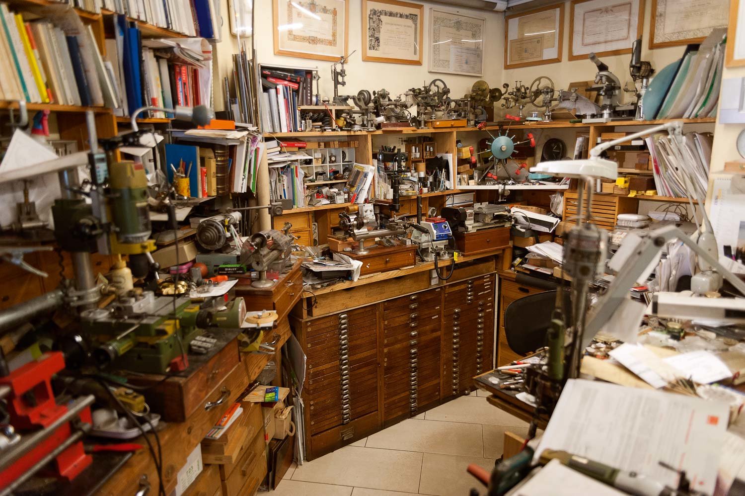 L'atelier d'Aniceto Jiménez Pita est rempli d'objets qu'il a chinés dans les marchés et des outils qu'il a amassés pendant ses quarante ans de carrière /