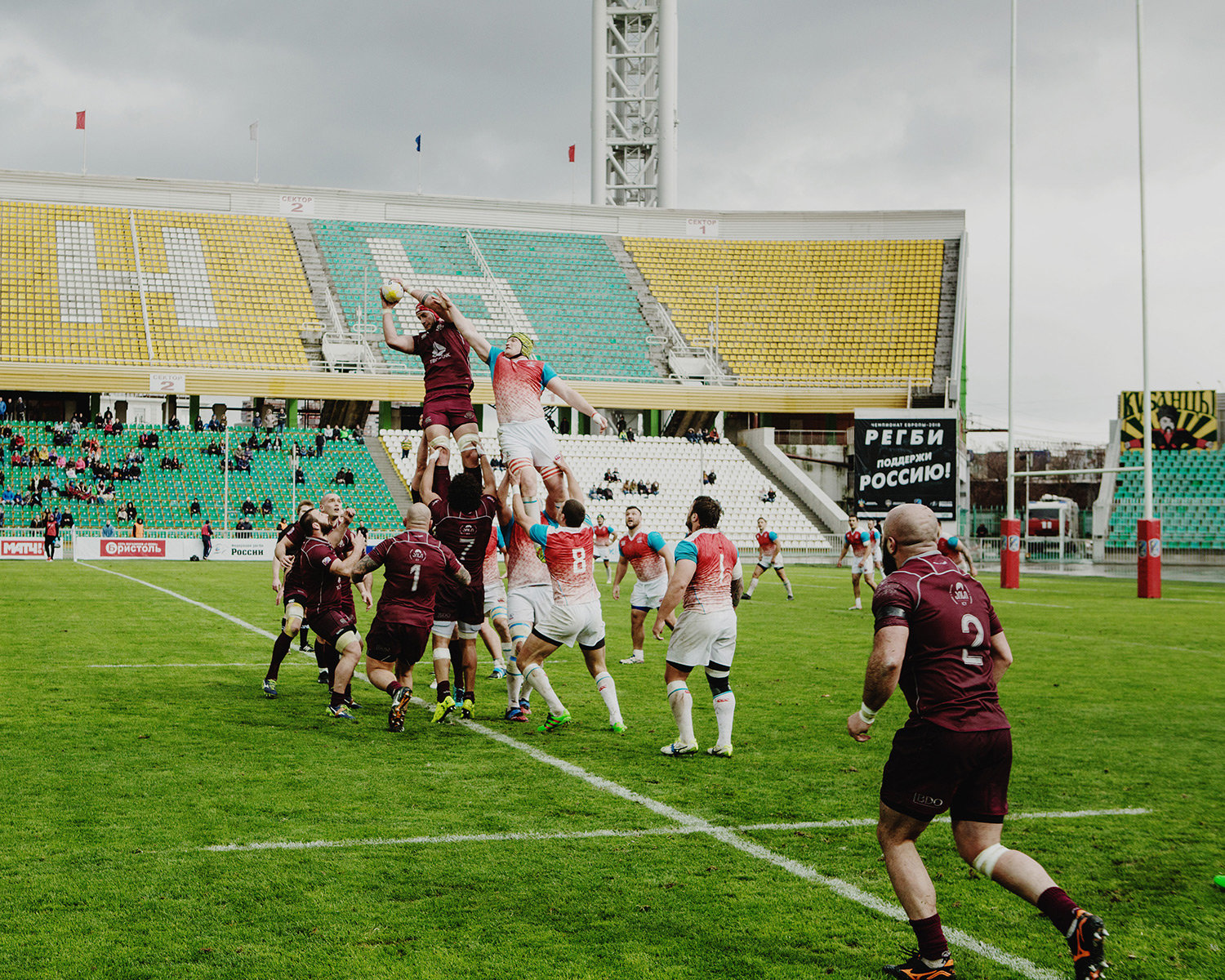 Le 10 mars dernier, l’équipe géorgienne (en grenat) affrontait à Krasnodar l’équipe nationale russe: après un début de match difficile, elle s’est finalement imposée 29 à 9.