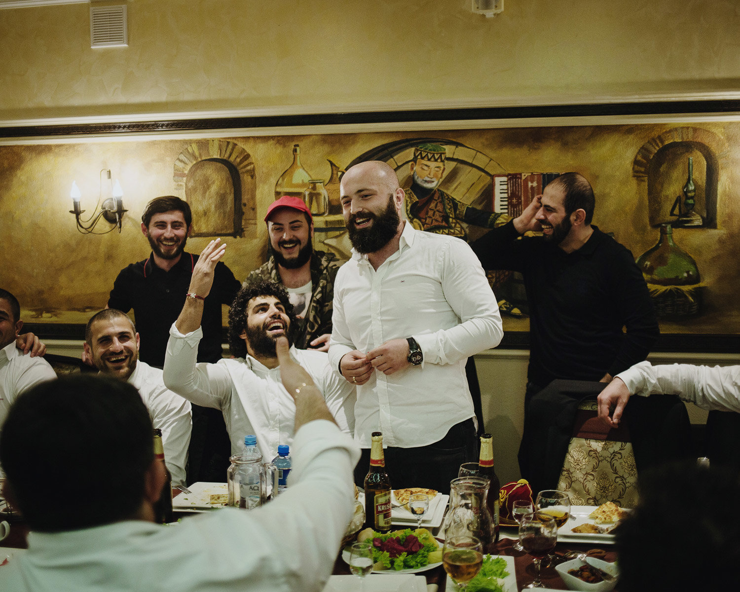 Les vainqueurs géorgiens au traditionnel banquet d’après-match. Dans les bouches, un chant patriotique: «Herio, les gars, herio! Ne contentons pas l’ennemi.» Les vainqueurs géorgiens au traditionnel banquet d’après-match. Dans les bouches, un chant patriotique: «Herio, les gars, herio! Ne contentons pas l’ennemi.»