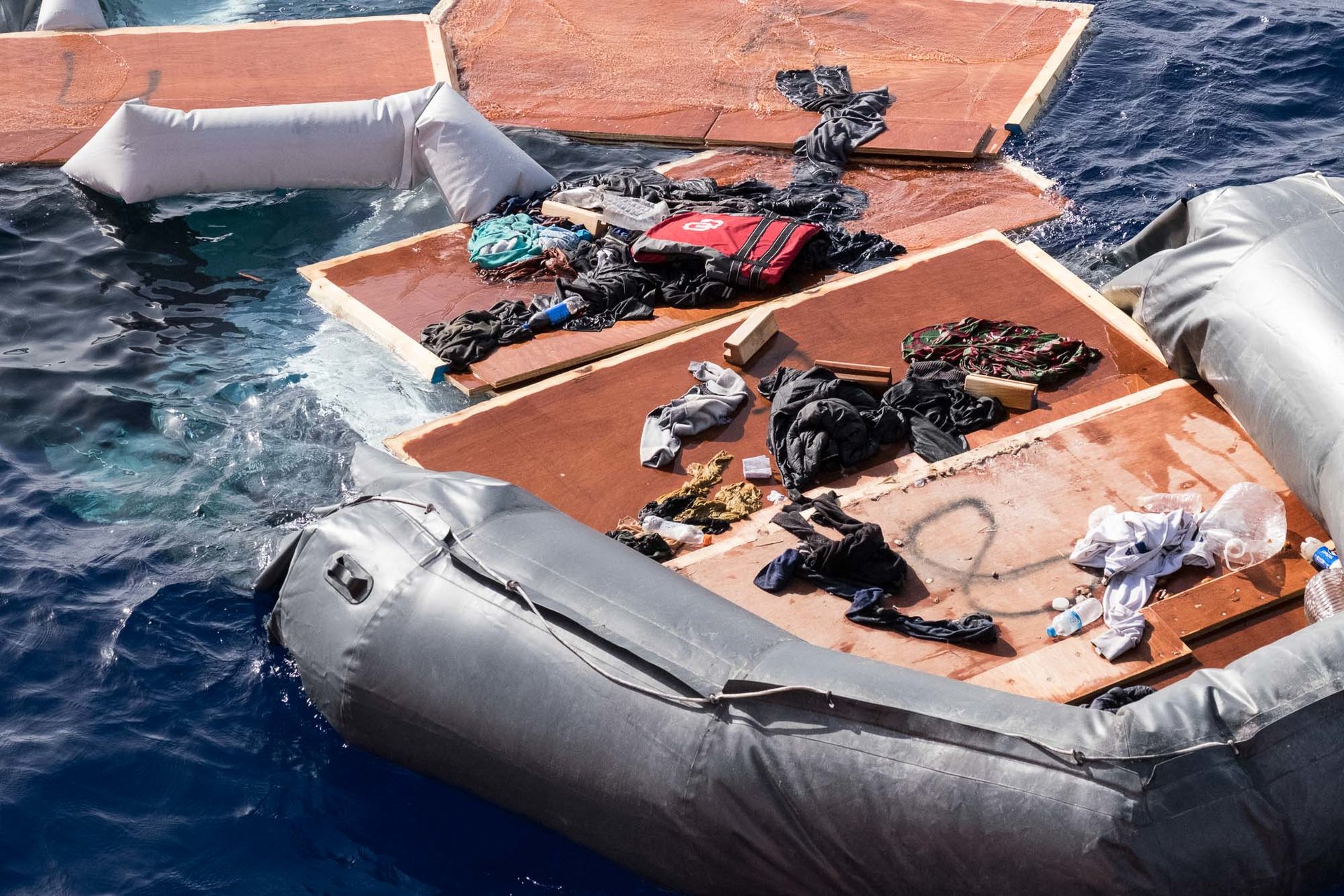 Une embarcation à la dérive. Personne ne sait ce qu’il est advenu de ses passagers. La théorie la plus plausible est celle d’une interception par les garde-côtes libyens. Une embarcation à la dérive. Personne ne sait ce qu’il est advenu de ses passagers. La théorie la plus plausible est celle d’une interception par les garde-côtes libyens.