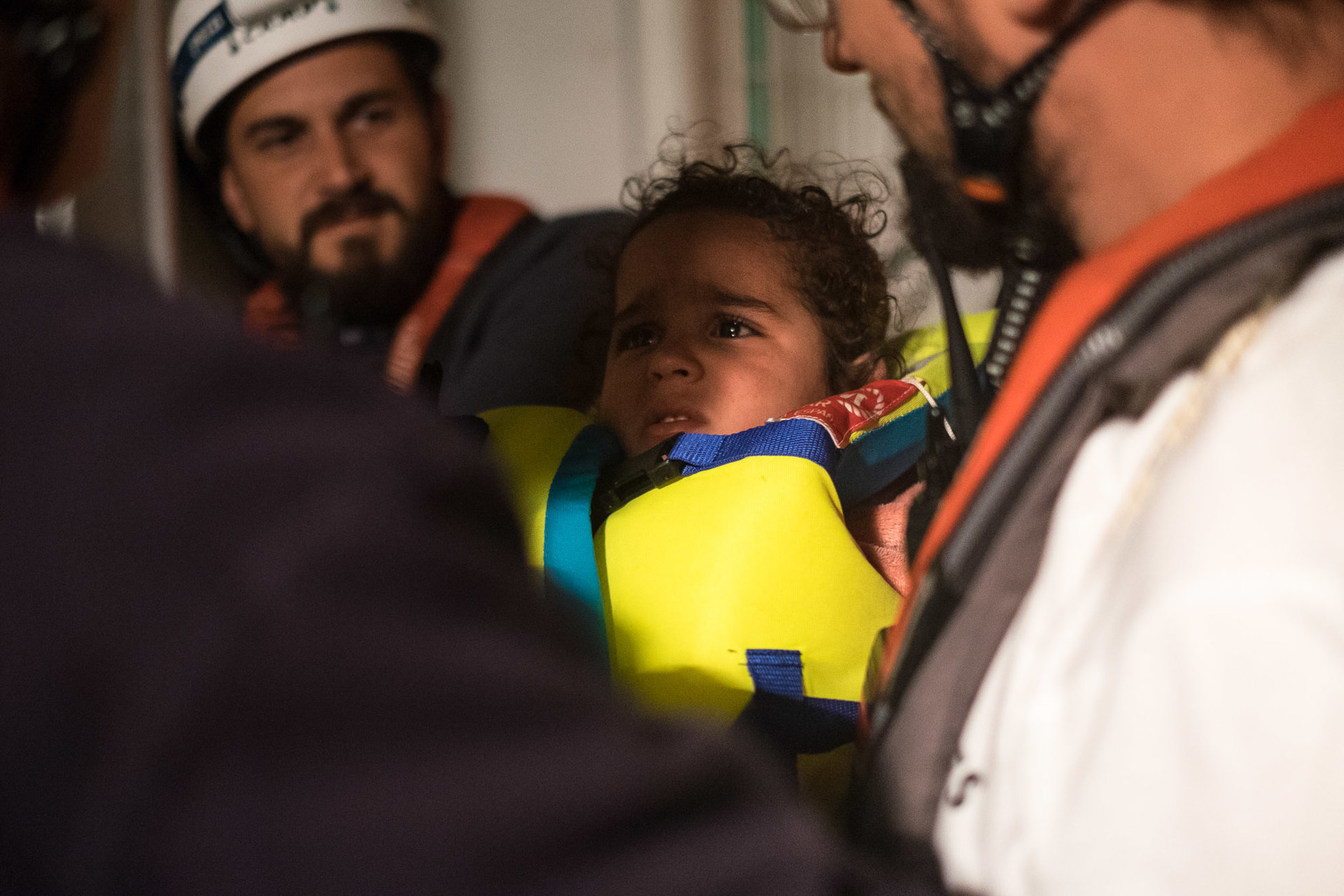 Ils sont 105, dont 34 mineurs. Femmes et enfants sont les premiers à embarquer. Ils sont 105, dont 34 mineurs. Femmes et enfants sont les premiers à embarquer.