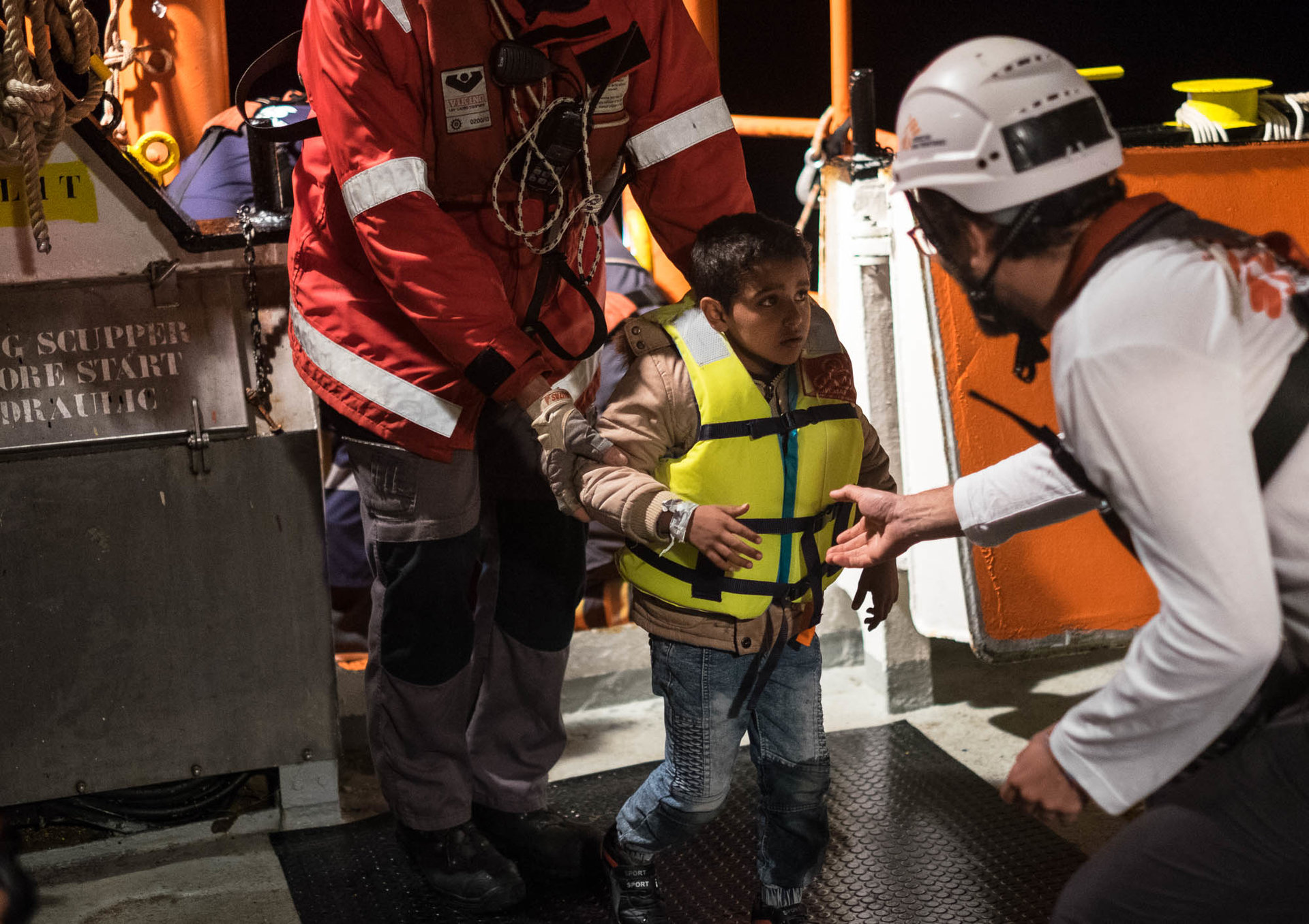 Après plus de 14 heures de négociations, le transfert sur l’Aquarius des passagers d’une embarcation pneumatique sauvés la veille par le petit voilier de l’ONG espagnole OpenArms, est autorisé. Après plus de 14 heures de négociations, le transfert sur l’Aquarius des passagers d’une embarcation pneumatique sauvés la veille par le petit voilier de l’ONG espagnole OpenArms, est autorisé.