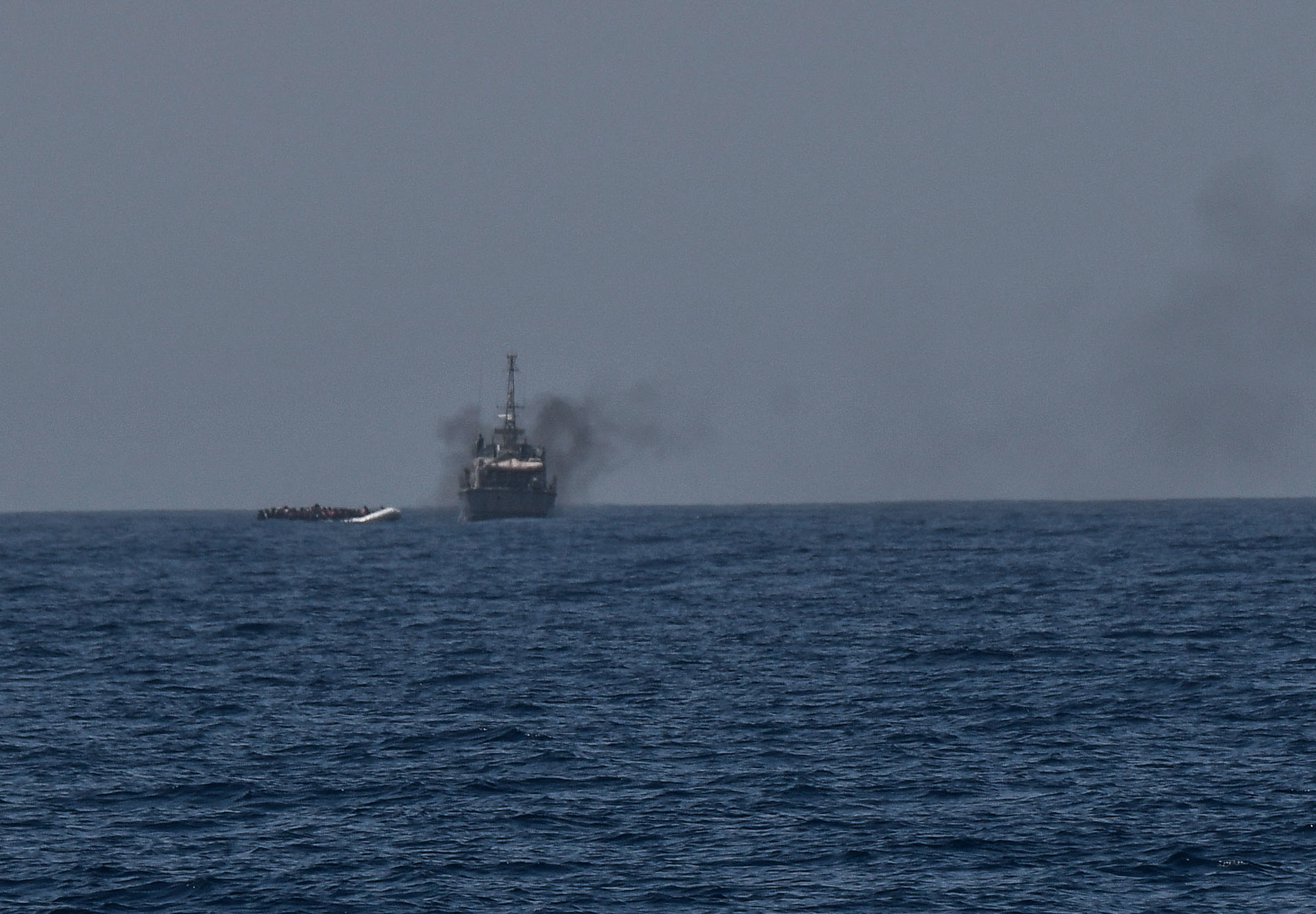 Le bateau des garde-côtes libyens vient d’intercepter une embarcation pneumatique. L’Aquarius, menacé par radio par les garde-côtes, est tenu de rester à plusieurs kilomètres de l’intervention. Le bateau des garde-côtes libyens vient d’intercepter une embarcation pneumatique. L’Aquarius, menacé par radio par les garde-côtes, est tenu de rester à plusieurs kilomètres de l’intervention.