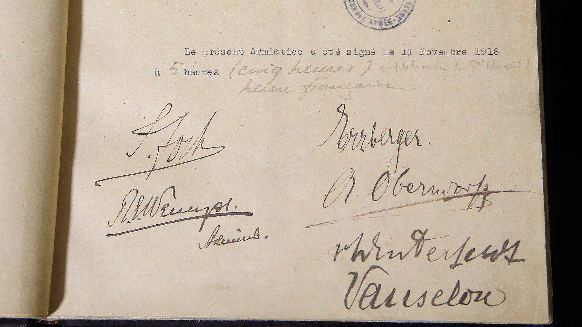 Le texte original de l’armistice a été présenté au Château de Vincennes, après être resté 59 ans dans les coffres du ministère de la Défense. (AP) Le texte original de l’armistice