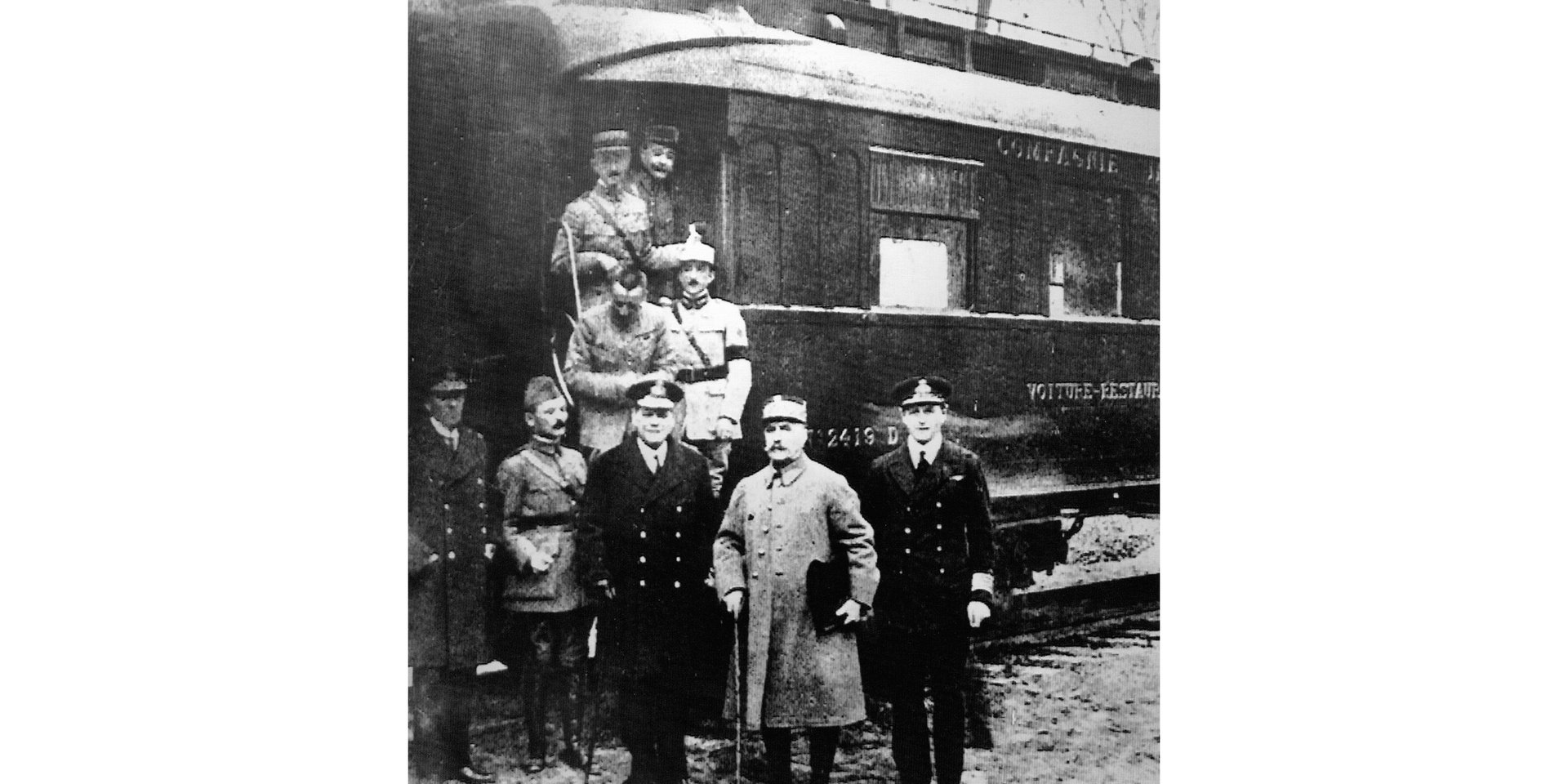 Photographie prise après la signature de l'Armistice, à la sortie du wagon, avec tous les protagonistes. (Photo12/UIG/Getty Images) Photographie prise après la signature de l'Armistice, à la sortie du wagon, avec tous les protagonistes.
