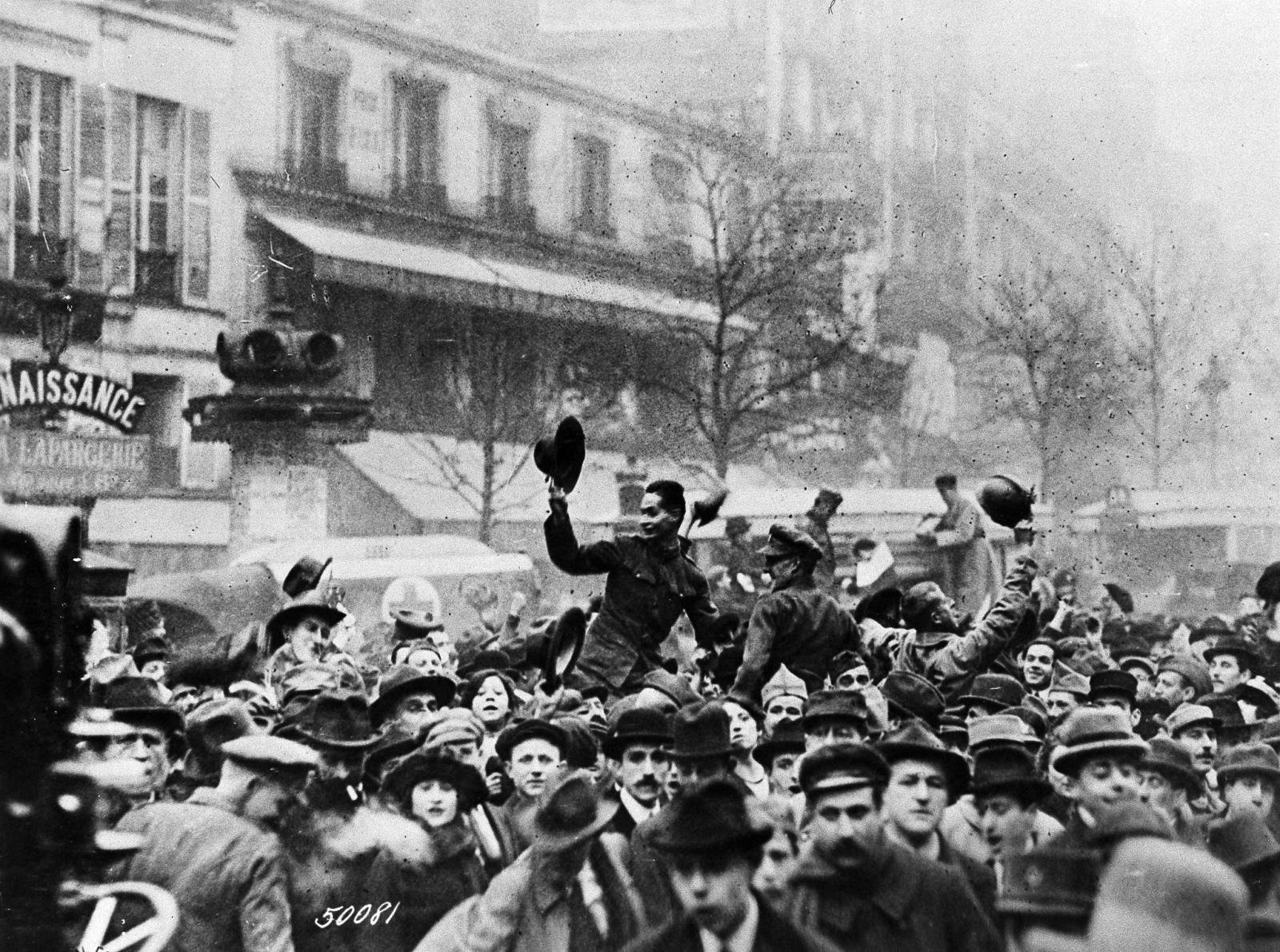 Les soldats américains portés en triomphe dans les rues de paris, le 11 novembre 1918. (Anonyme/AP/Keystone)