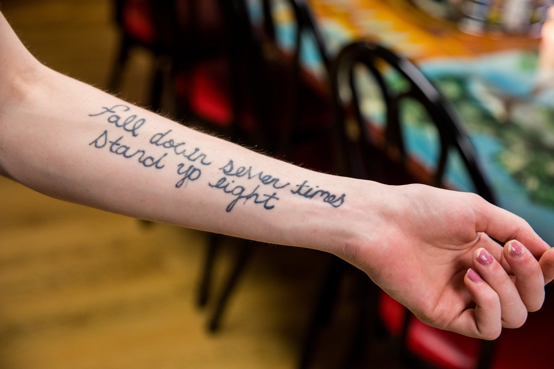 Sur son bras, un tatouage «Tomber sept fois, se relever huit». Sur son bras, un tatouage «Tomber sept fois, se relever huit».