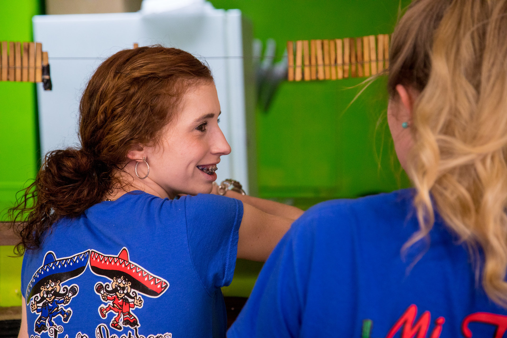 Alexis Townsend, 19 ans, travaille comme serveuse au restaurant. Alexis Townsend, 19 ans, travaille comme serveuse au restaurant.