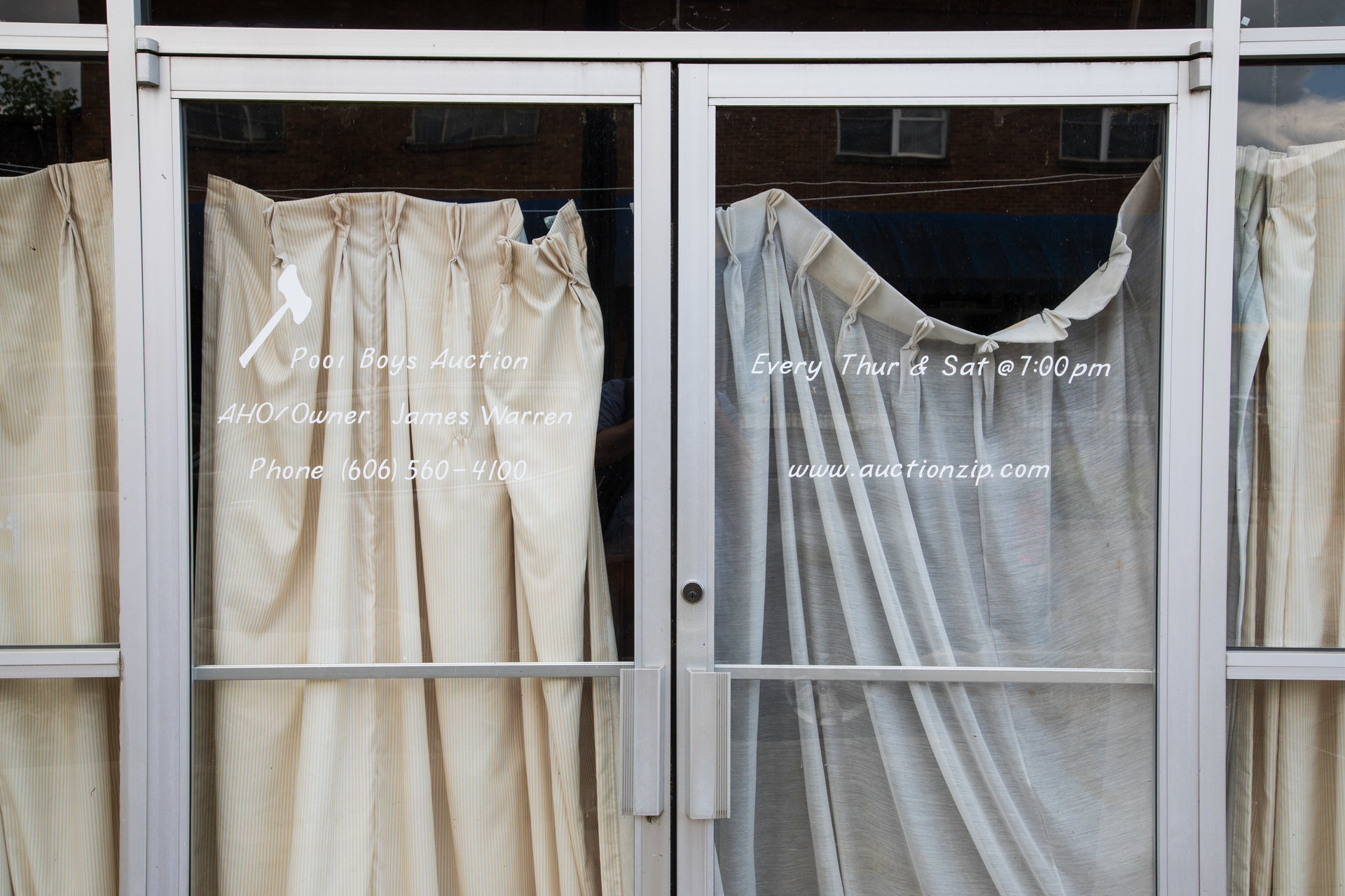Dans la rue principale de Beattyville, plusieurs magasins semblent avoir été laissés à l’abandon. Dans la rue principale de Beattyville, plusieurs magasins semblent avoir été laissés à l’abandon.