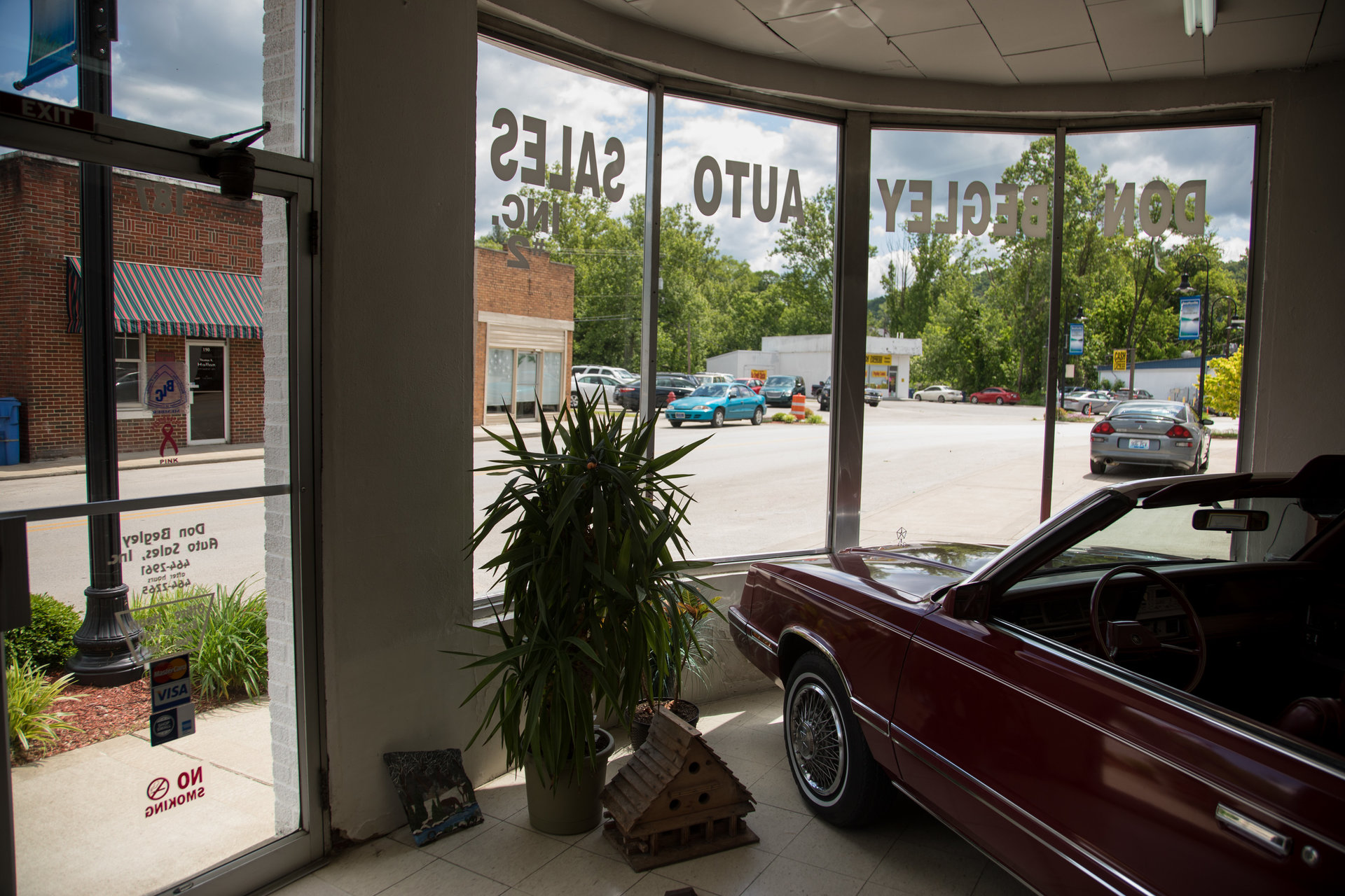 Le magasin de voitures de Don Begley est un point de repère depuis des générations à Beattyville. Le magasin de voitures de Don Begley est un point de repère depuis des générations à Beattyville.