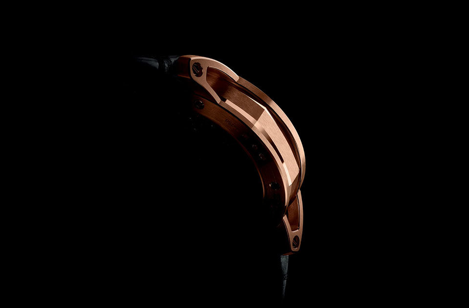 The box combines a bezel and a round bottom to an octagonal build.