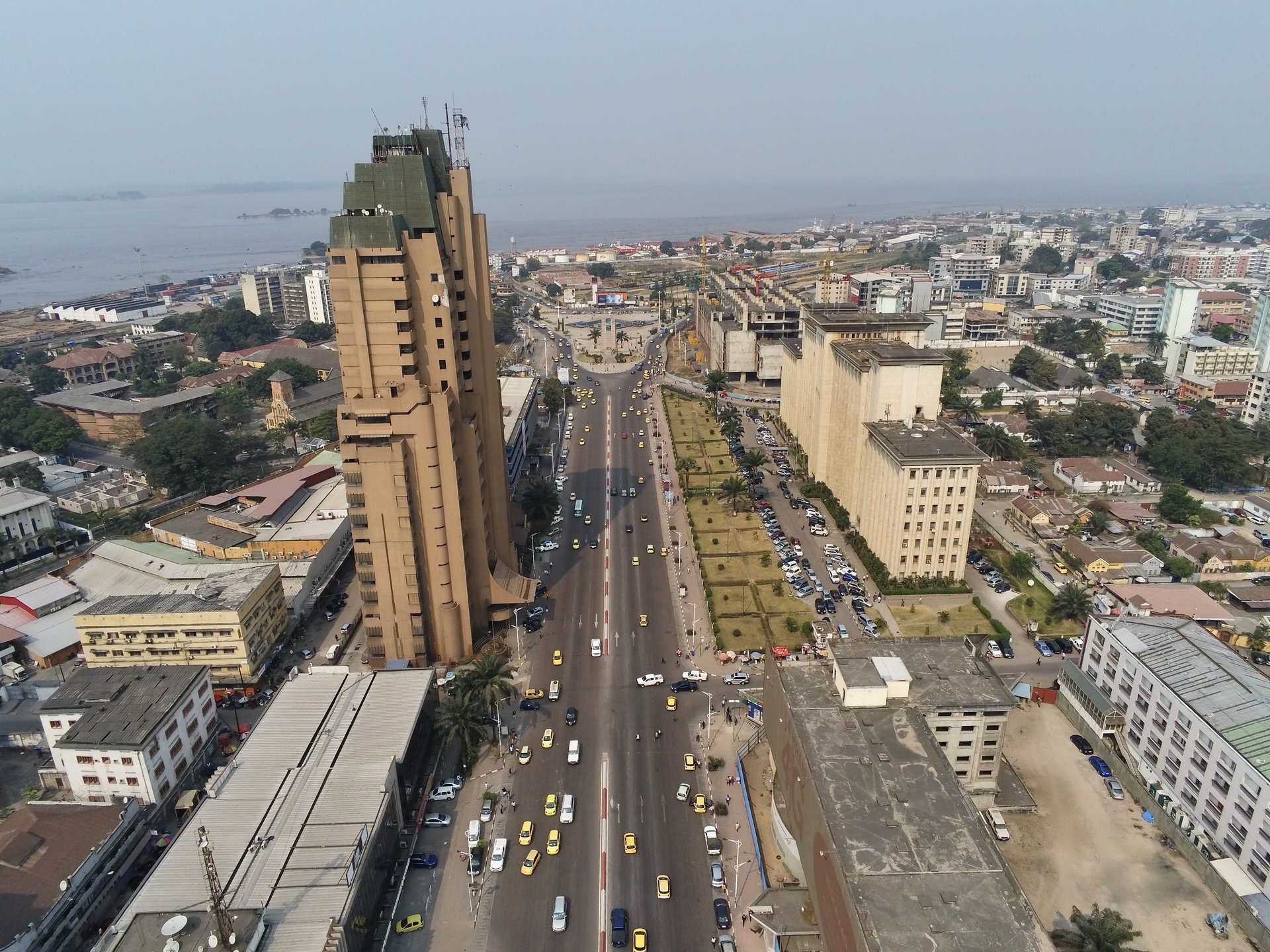 Vue aérienne de Kinshasa avec le fleuve Congo en arrière plan
