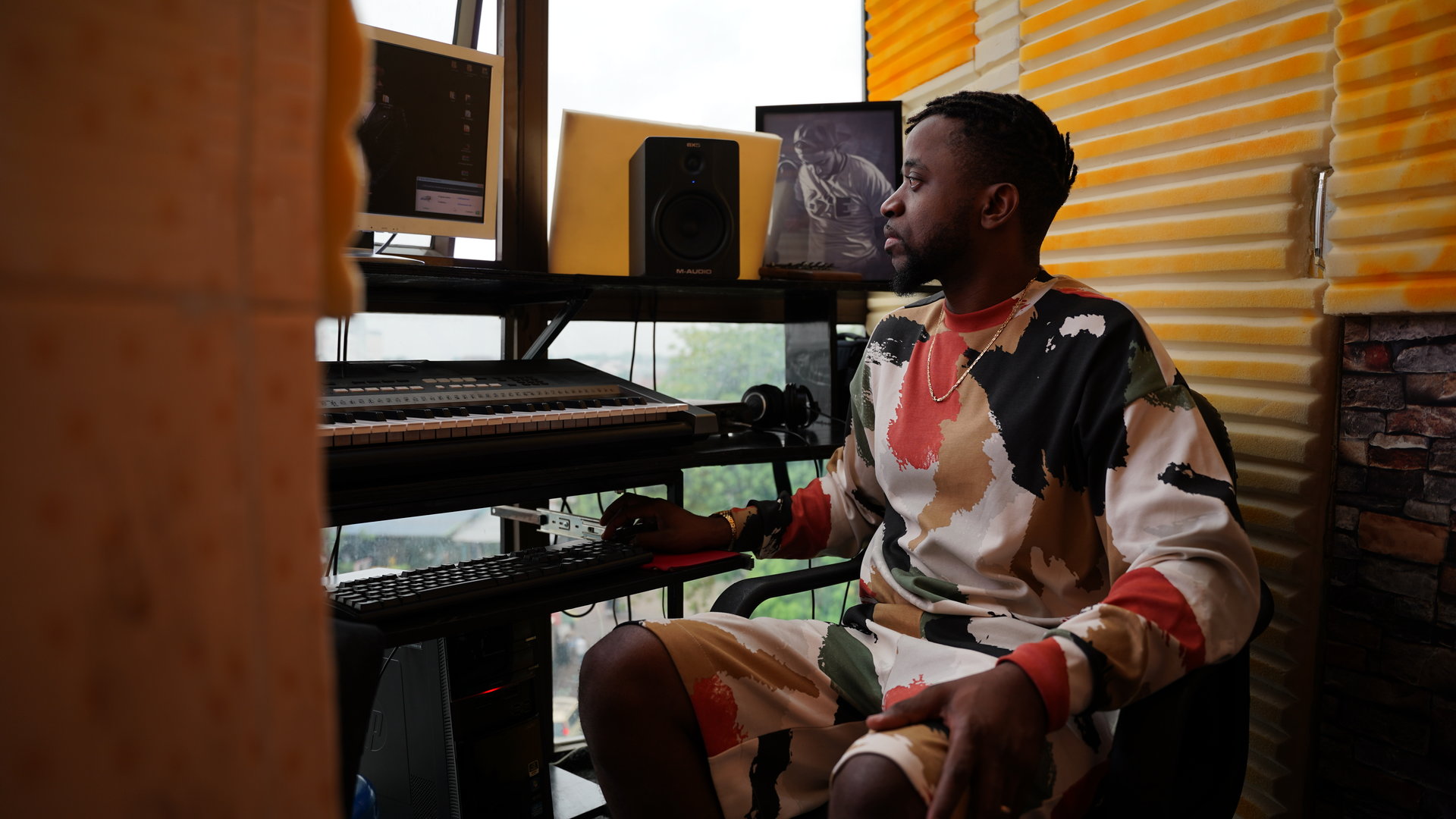 Le rappeur Alesh chez lui où il a aménagé un studio d'enregistrement