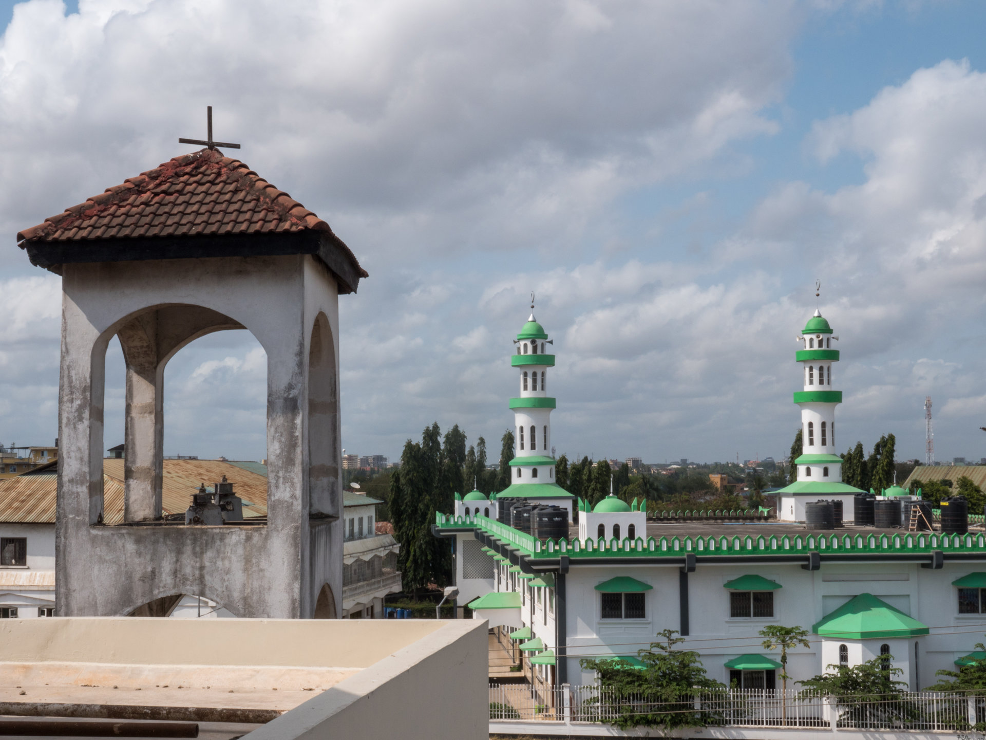 Une église et une mosquée dans le quartier de Magomeni