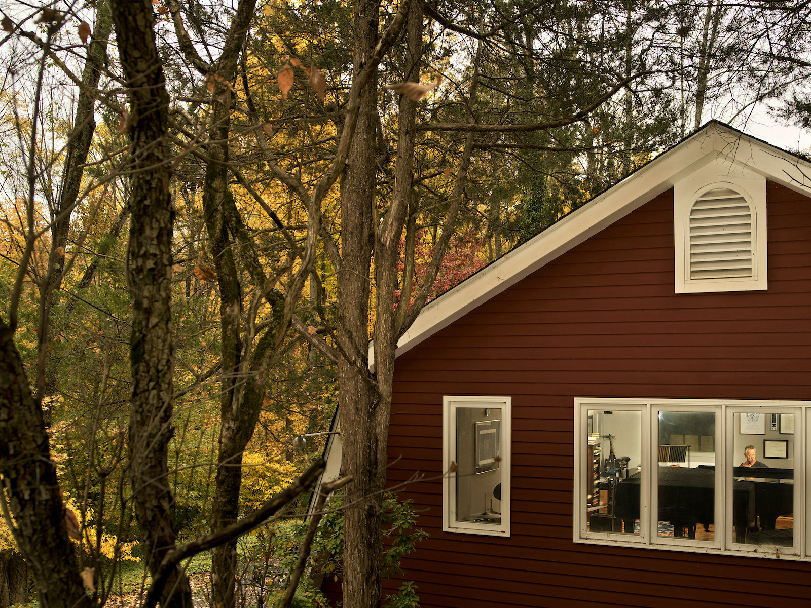Le studio de bois ocre, enfoui dans les forêts du New Jersey.