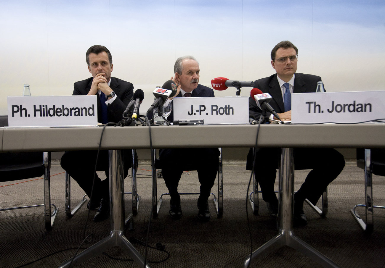 Philipp Hildebrand, Jean-Pierre Roth et Thomas Jordan, alors respectivement vice-président, président et membre de la direction générale de la BNS, le 16 octobre 2018 lors de la conférence de presse d’annonce des mesures de sauvetage d’UBS