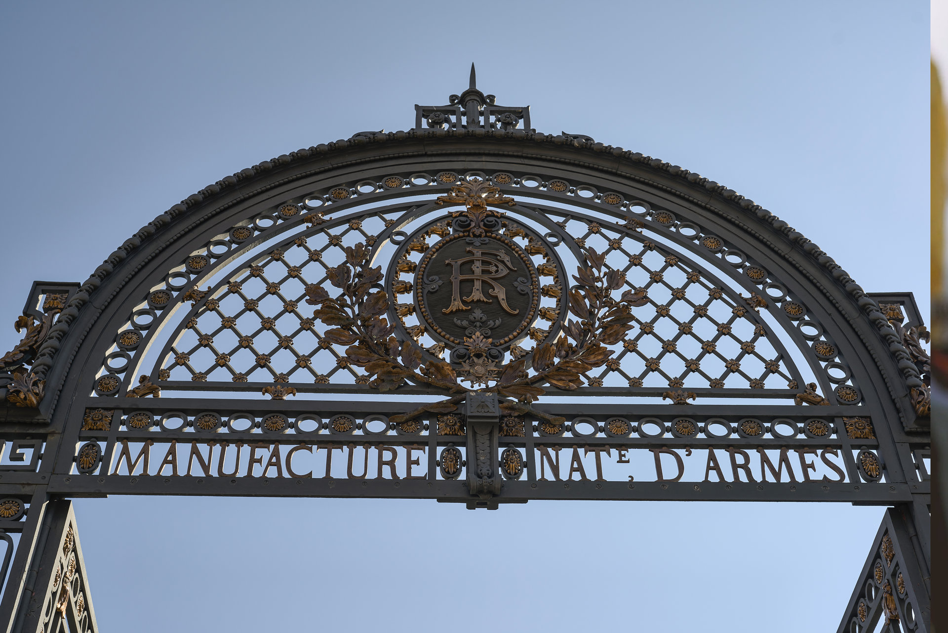 En lieu et place de l'ancienne Manufacture des Armes fermée en 2001 et qui employait 2000 ouvriers, a été inaugurée en 2009 la Cité du design. Une école d'art, des centres de recherche, une centaine de start-up.