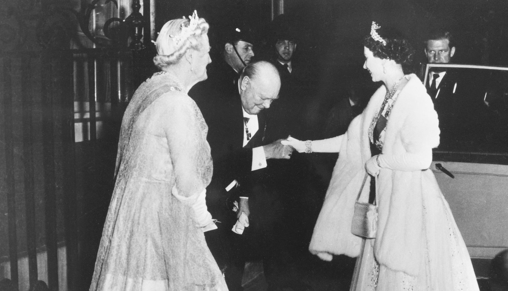 Winston Churchill salue la reine Elisabeth après un dîner en son honneur au 10 Downing Street, en avril 1955. Winston Churchill salue la reine Elisabeth après un dîner en son honneur au 10 Downing Street, en avril 1955.