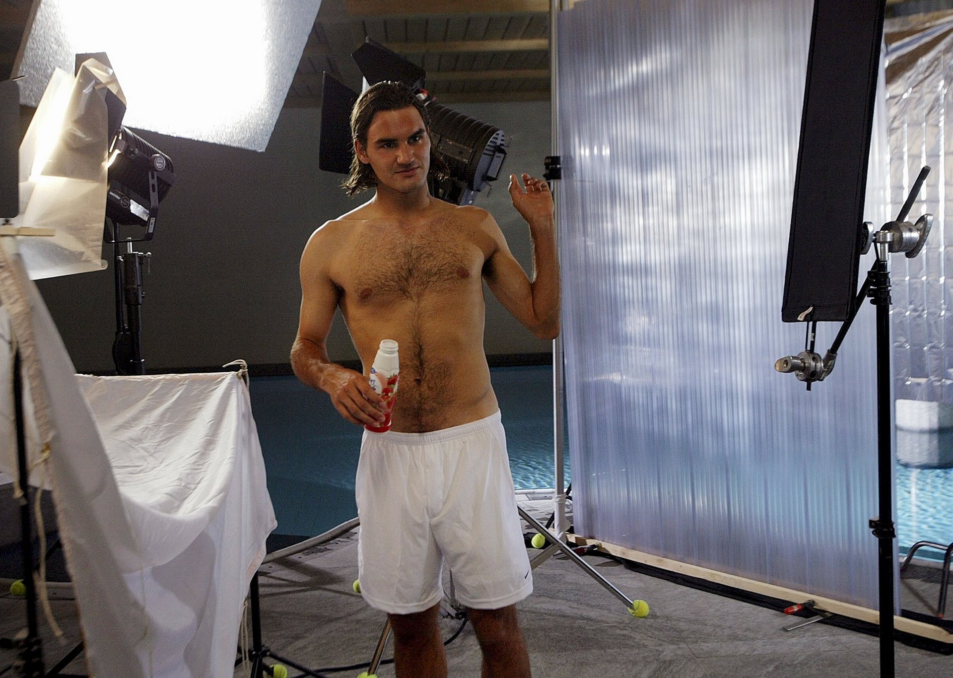 Roger Federer pose pour un film publicitaire vantant les mérites des produits laitiers à Gstaad, en 2003.